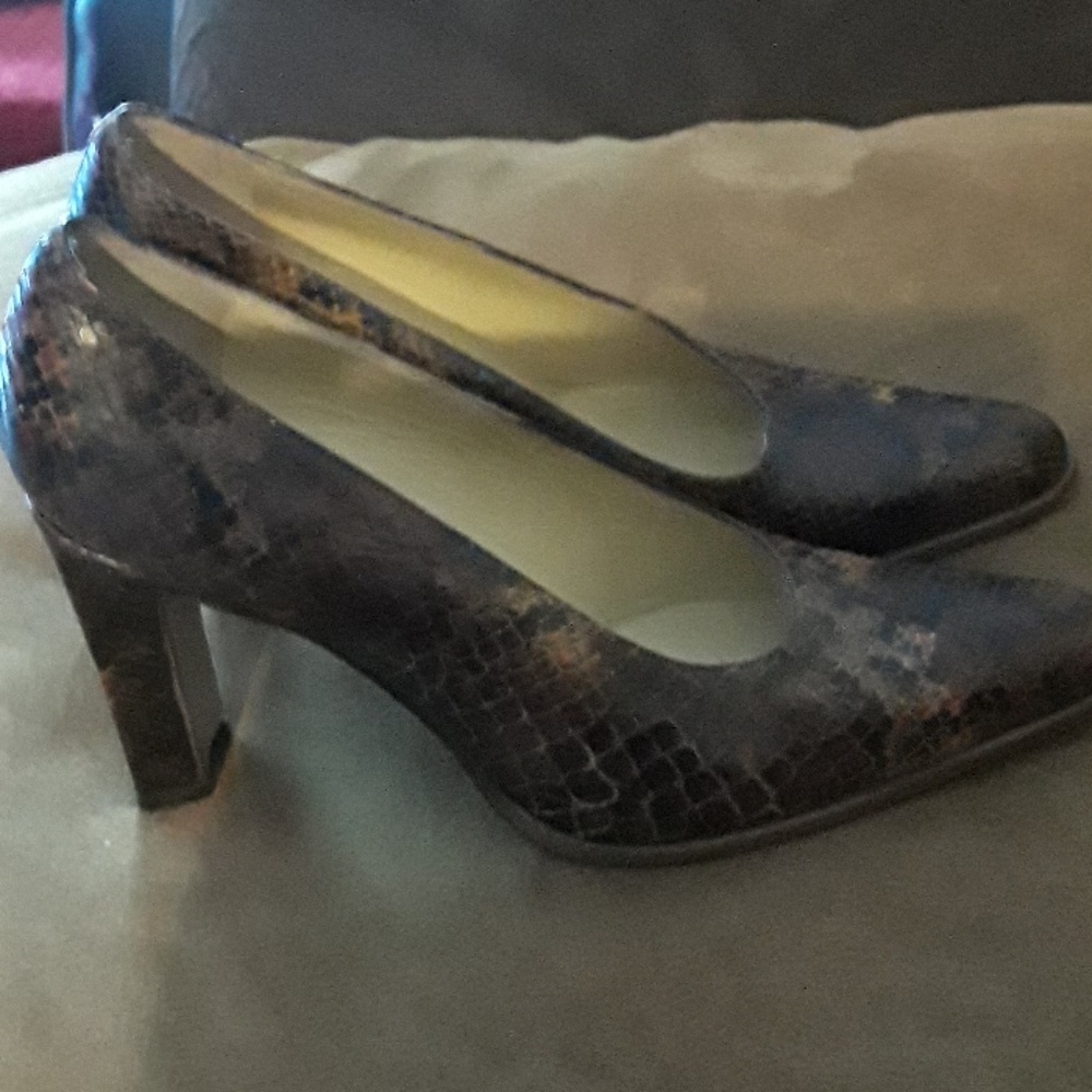 Snake print leather pump (7 1/2) - Picture 2 of 3